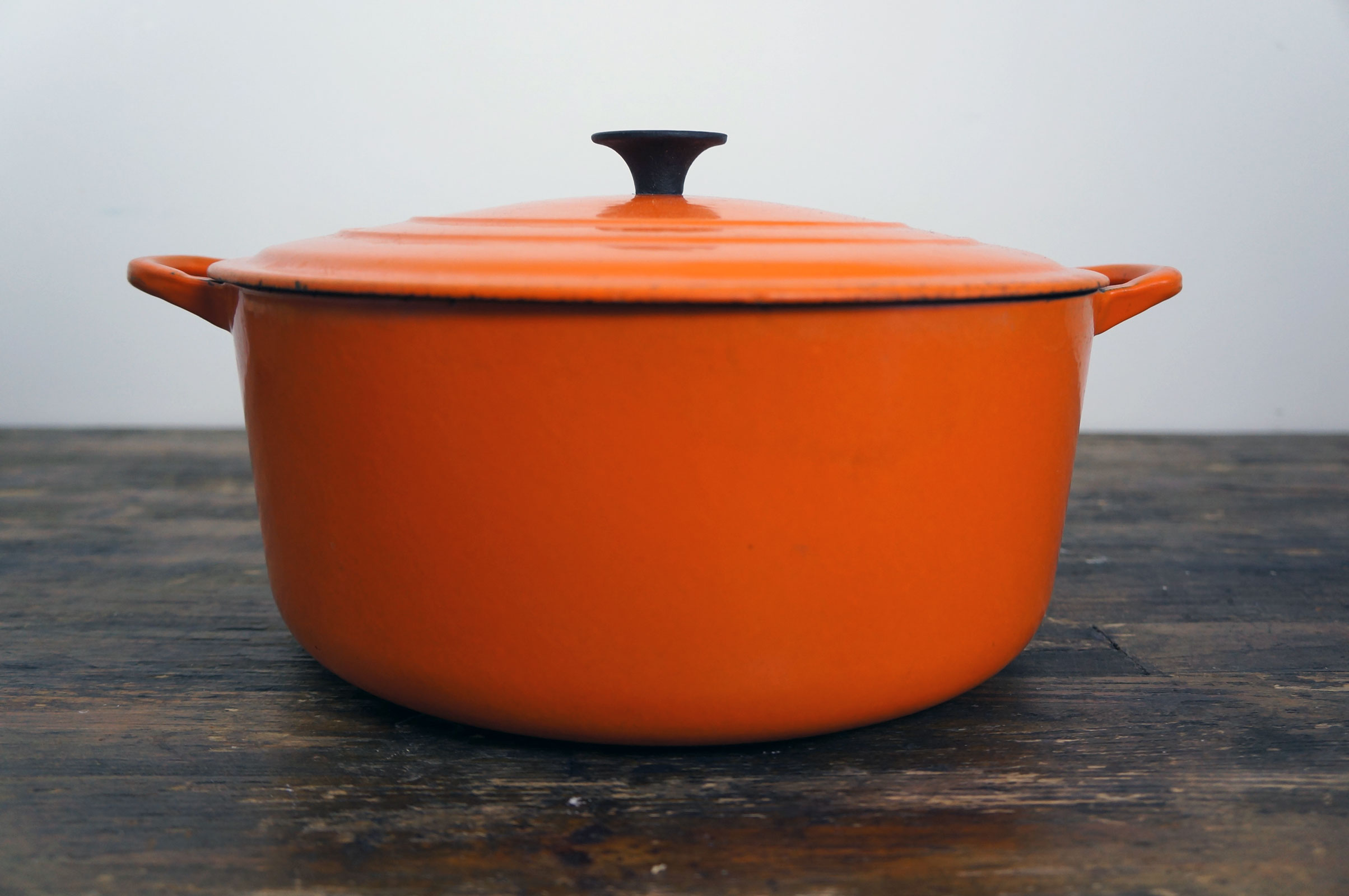 Oranje le creuset pan maat f in de winkel van marché du pre