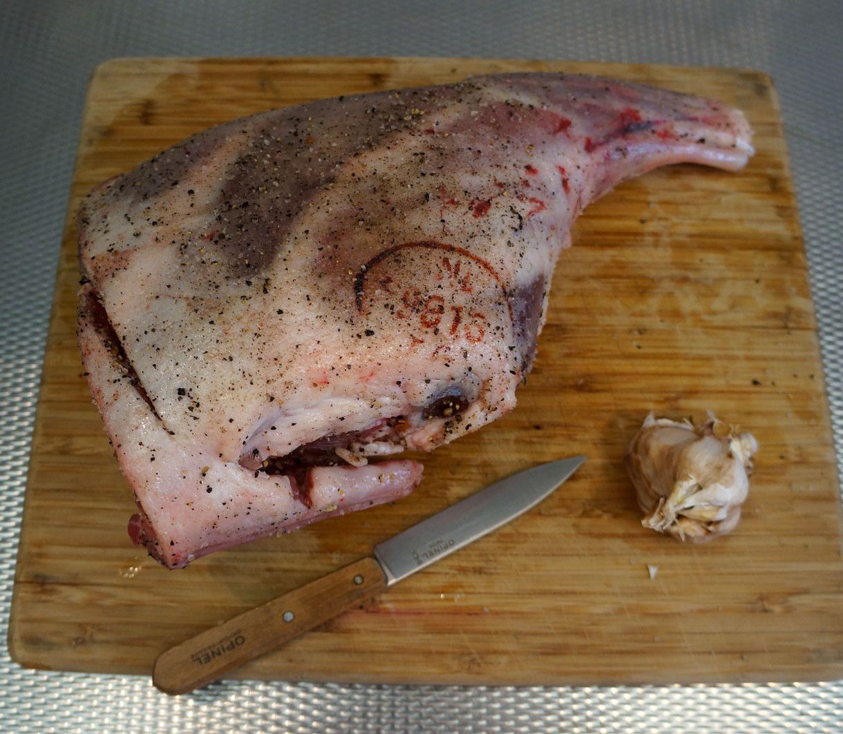 Lamsbout met zout en peper ingesmeerd.