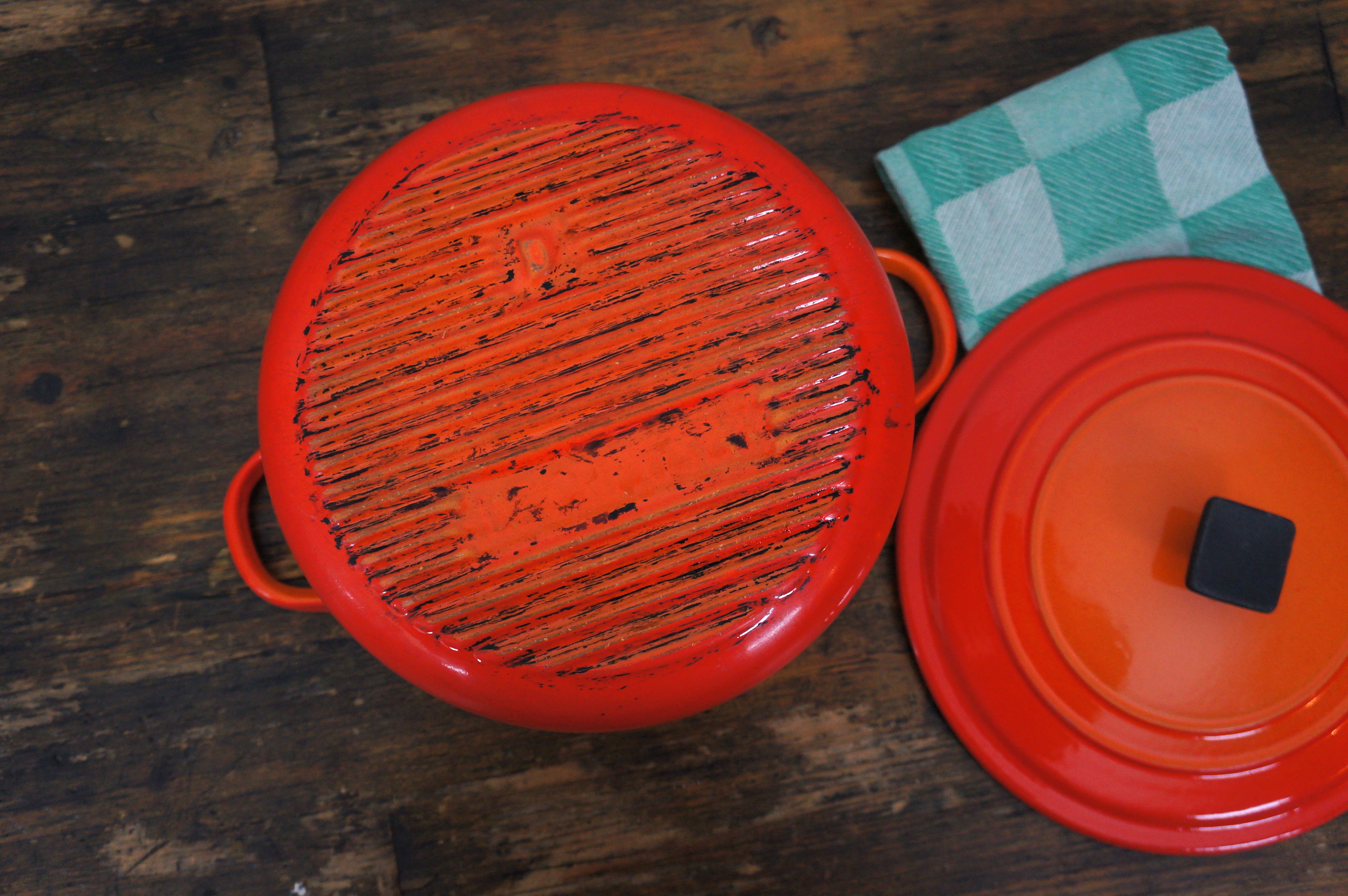 Oranje le creuset casserole maat d in de winkel van marché du pre